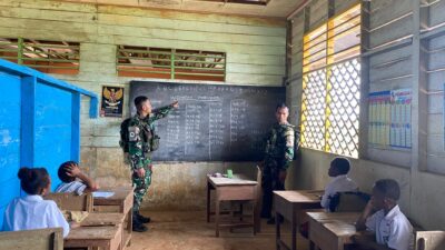 Prajurit TNI Jadi Pengajar di Kampung Upkim, Boven Digoel