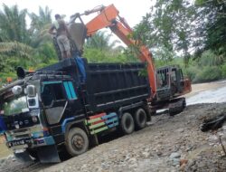 Galian C Diduga Ilegal Rugikan Warga, Truk Angkut 30 Ton Krikil Rusak Jalan Desa Kuala Beringin