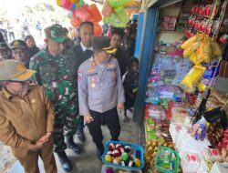 TNI Polri Cek Harga Bahan Pokok di Wilayah Kabupaten Puncak Jaya