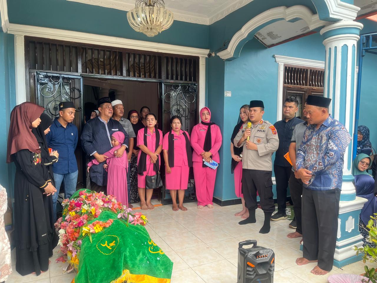 Kapolres Labuhanbatu Selatan Takziah ke Rumah Duka Istri Kapolsub Sektor Teluk Panji