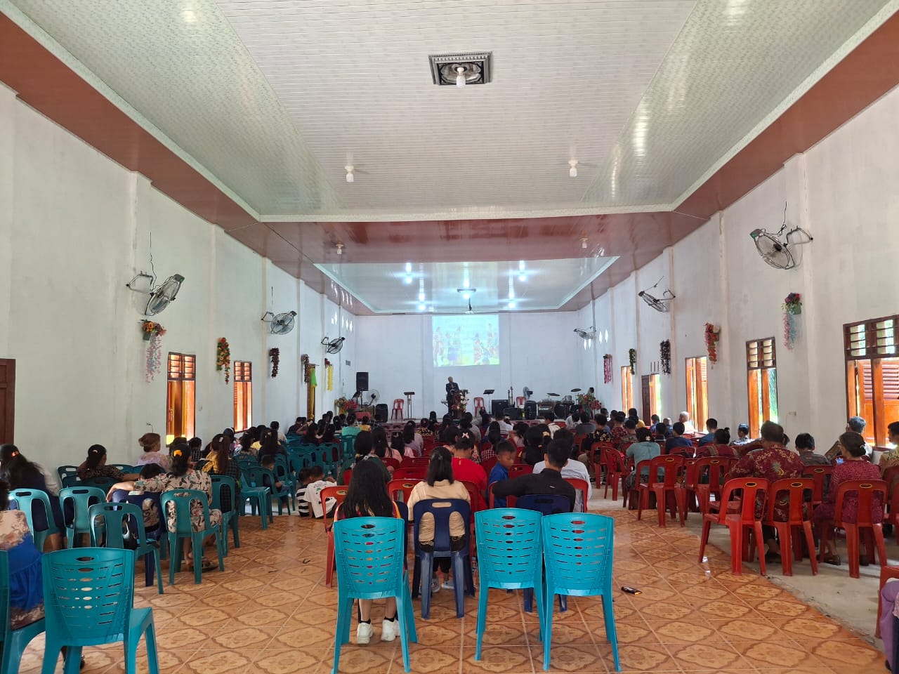 Polsek Sei Kanan Laksanakan Program Minggu Kasih di Gereja GPPS Langgapayung, Kapolres Tekankan Pentingnya Kebersamaan