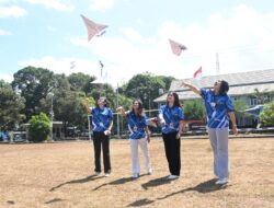Aksi Terbangkan Pesawat Kertas, Semarakkan Dirgantara Fair 2025 Di Lanud Sultan Hasanuddin