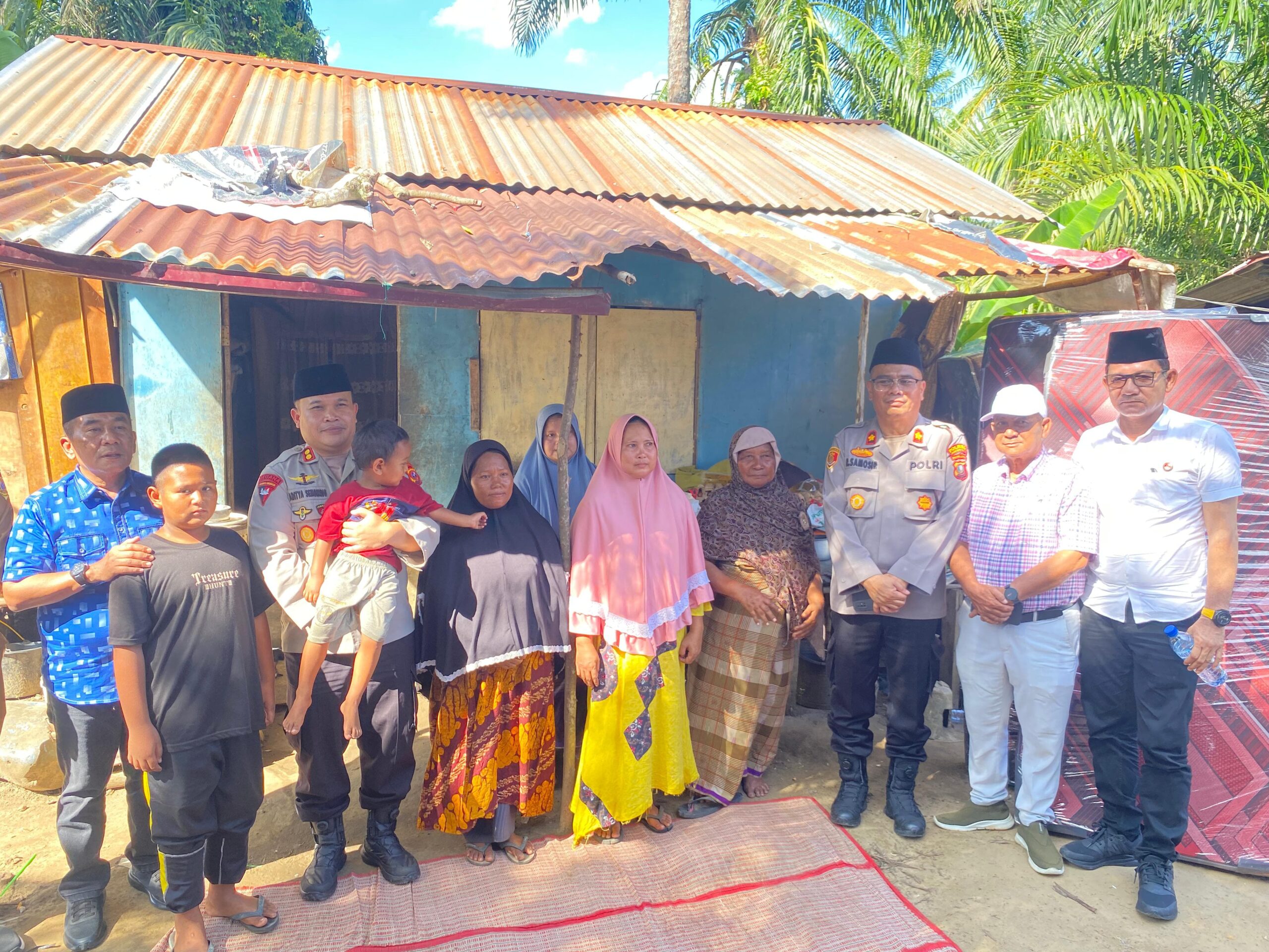 Kapolres Labusel Bantu Sembako,Pengobatan anak,Hingga Bedah Rumah,Air Mata Bahagia Warga Tak Mampu