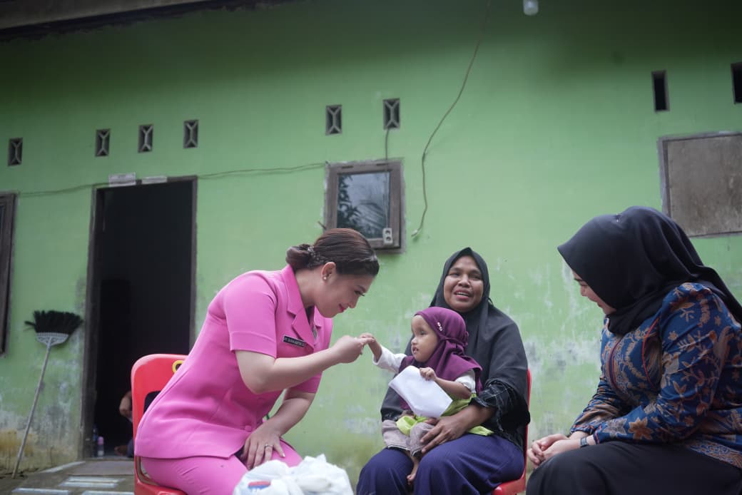 Ketua Bhayangkari Polres Labuhanbatu Selatan Bersama Wakil Bupati Tinjau Warga Penderita Stunting yang merupakan anak asuh Kapolres Labuhanbatu Selatan