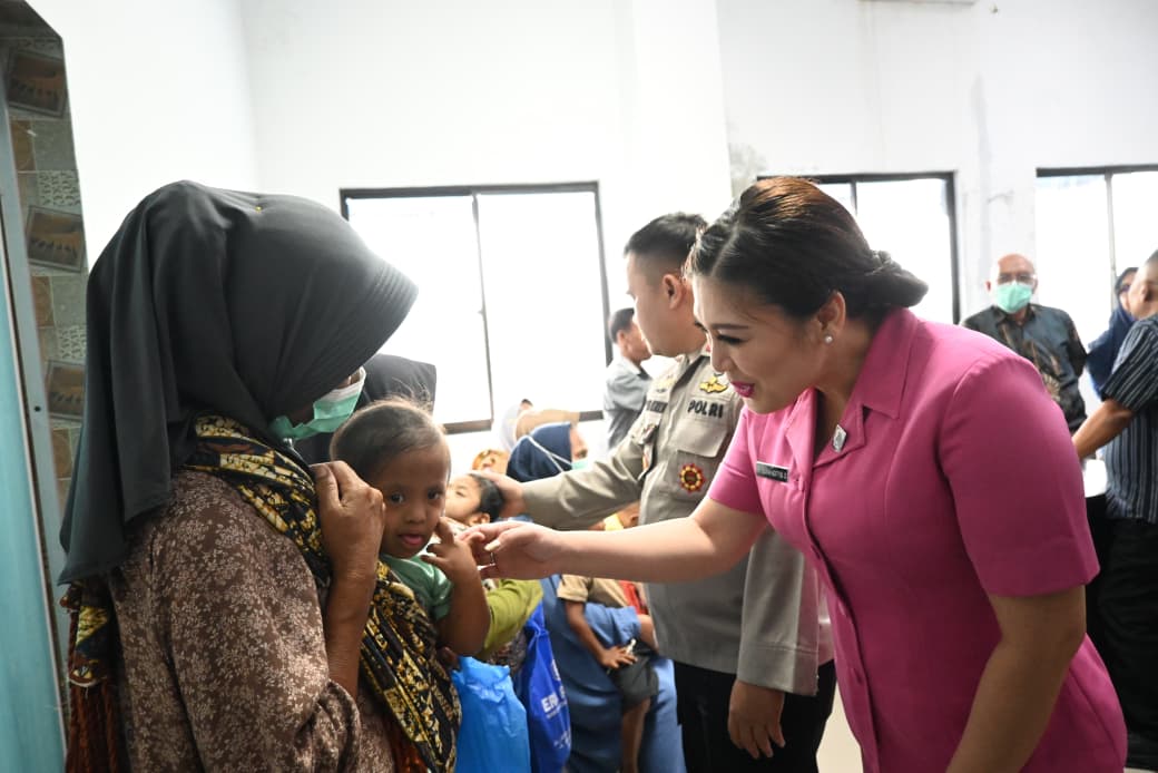 Sentuhan Kemanusiaan Kapolres Dan Wakil Bupati Labusel Untuk Anak Anak Penderita Gizi Buruk