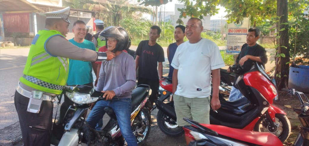 Ajak Masyarakat Tertib Berlalu Lintas di Jalinsum Kotapinang,Satlantas Polres Labusel Gelar “Polantas Menyapa”.
