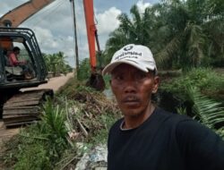Pemdes Sei Tawar Bersama PT HPP Lakukan Cuci Parit Warga