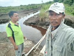 Kades Sei Tawar Gerak Cepat Tutup Benteng Air Asin Jebol Demi Lindungi Lahan Warga