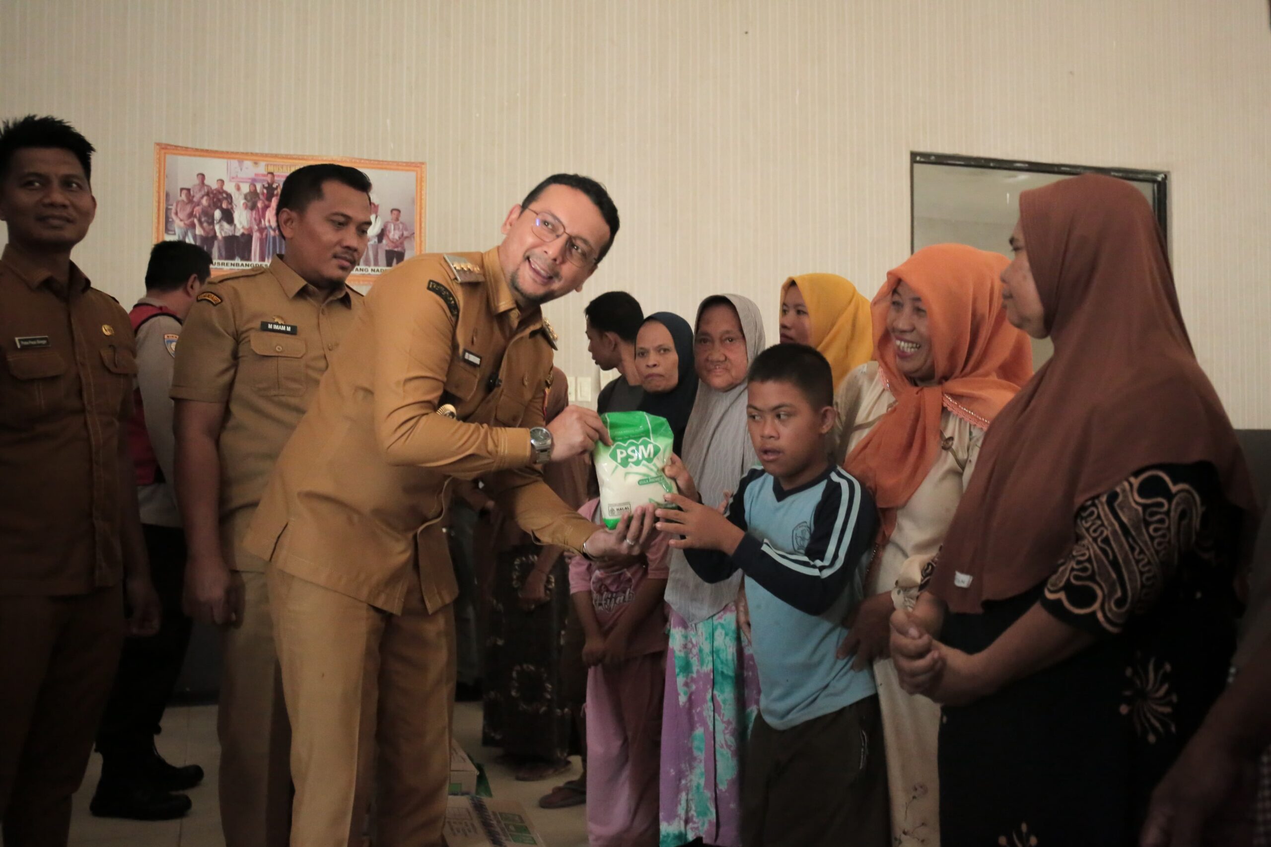 Camat Kampung Rakyat Bersama Bupati Labuhanbatu Selatan Fery Syahputra Simatupang, SH Berikan Bimbingan Sosial kepada Warga Rentan