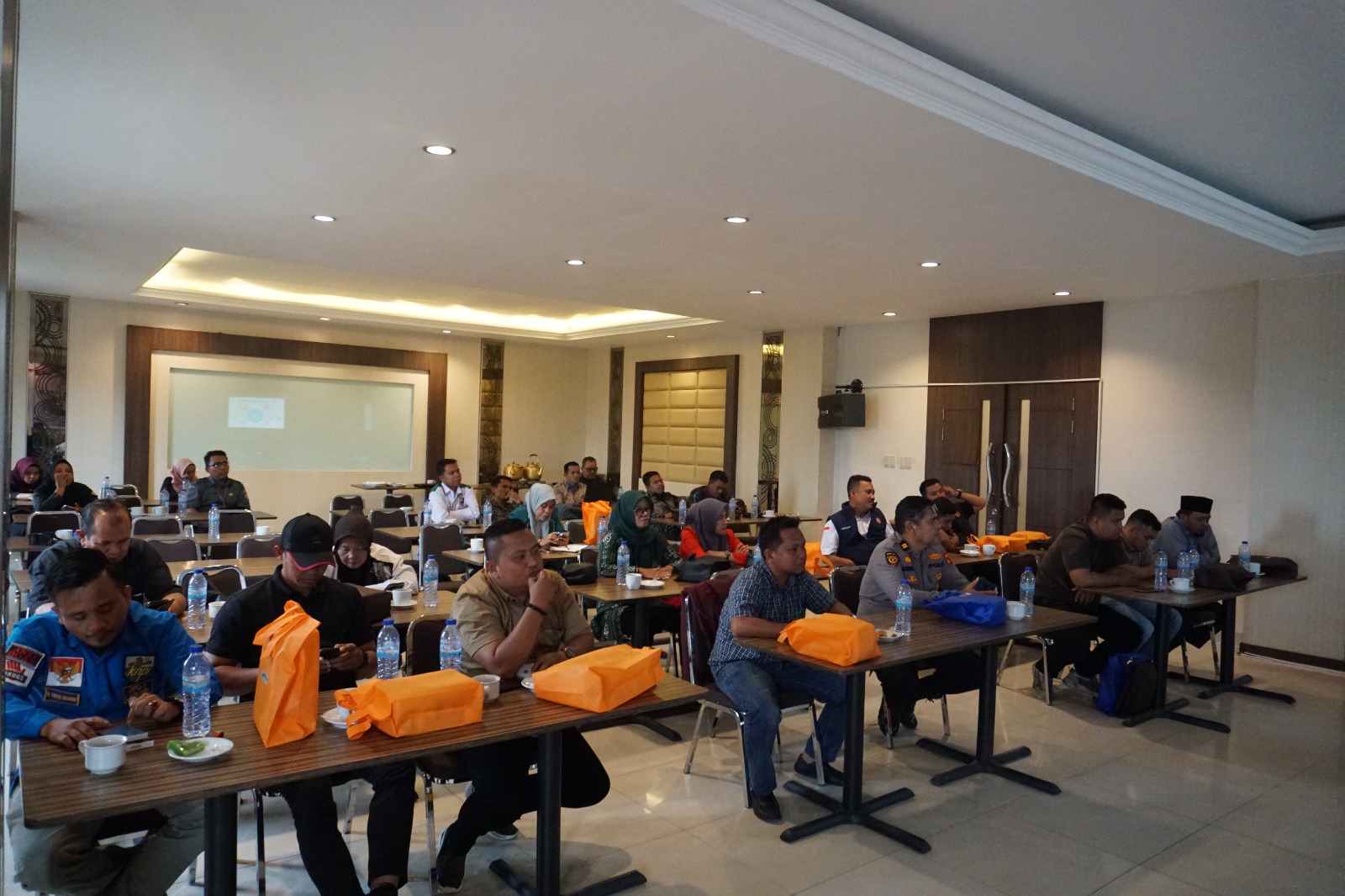 Perkuat Demokrasi, Bawaslu Labusel Kumpulkan Mitra Strategis di Grand Suma Hotel