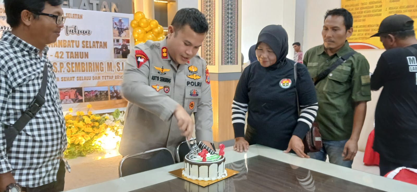 Hangat dan Penuh Kekeluargaan,Media Center Polres Labusel Ucapkan Selamat Ulang Tahun kepada Kapolres AKBP Aditya S.P. Sembiring, S.I.K."