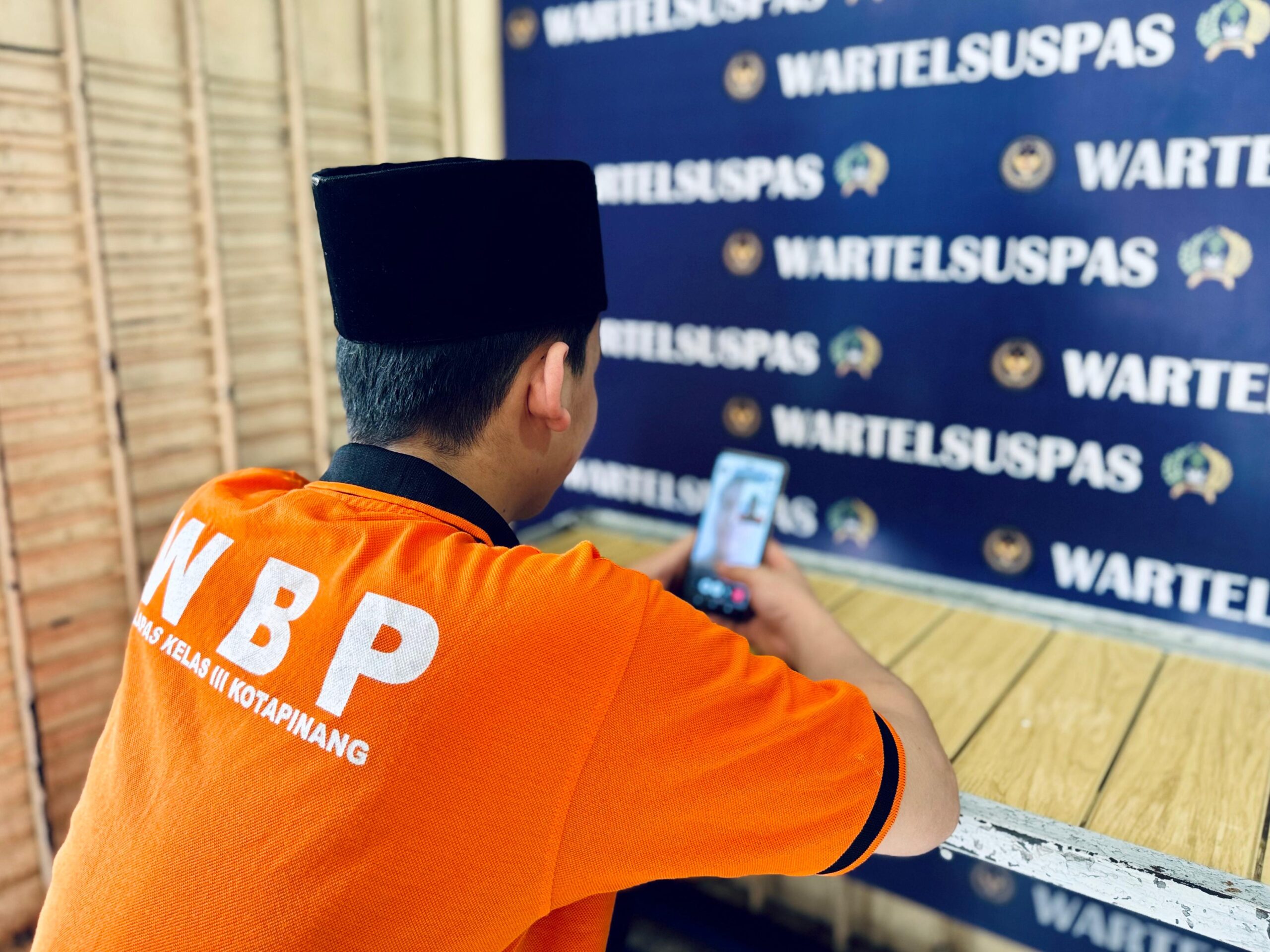 Rindu yang Terjawab di Wartelsuspas:Kasih Tak Pernah Padam Meski Terpisah Dinding Besi.