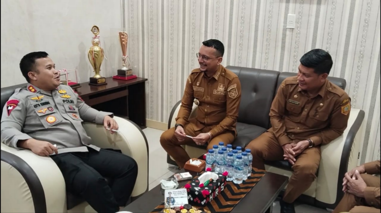Momen Penuh Keakraban, Bupati Fery Sahputra dan Forkopimda Rayakan Ulang Tahun Kapolres ke-42 di Mapolres Labuhanbatu Selatan