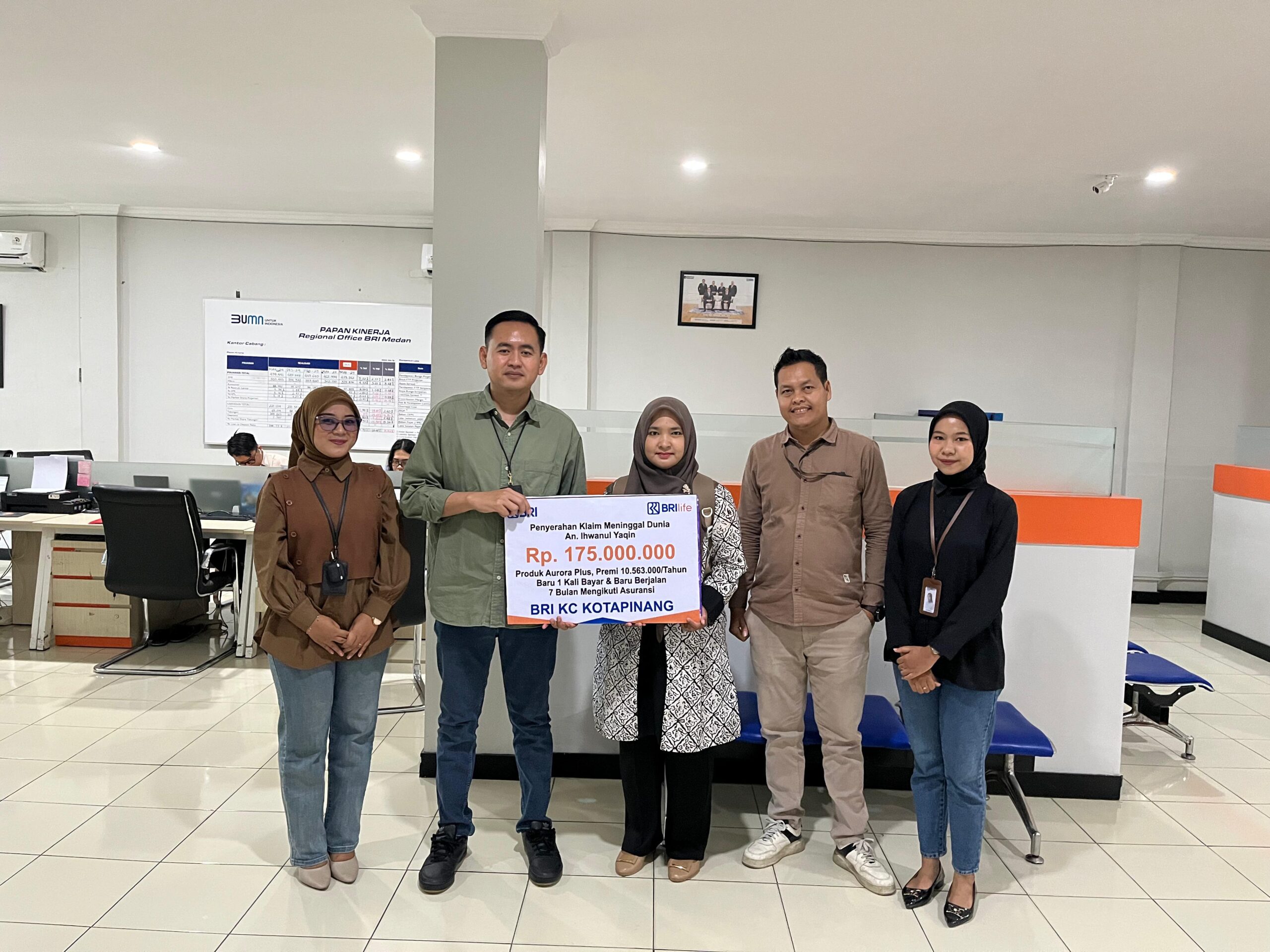 BRI BO Kotapinang Serahkan Klaim Asuransi Ratusan Juta kepada Keluarga Nasabah yang Meninggal Dunia 
