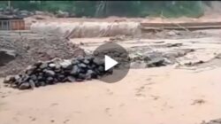 Belum Usai Dikerjakan, Pembangunan Tanggul Kemen PU Jebol, Warga Hutanabolon Ngungsi ke Tenda Darurat