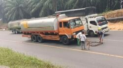 Mobil Tangki Gagal Nanjak di Bukit Kodok, Muatan Tumpah Diduga Solar Jadi Sorotan