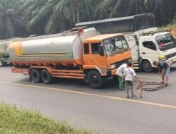 Mobil Tangki Gagal Nanjak di Bukit Kodok, Muatan Tumpah Diduga Solar Jadi Sorotan
