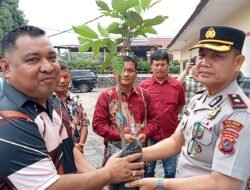 Polri Bersama Masyarakat, Polres Labuhanbatu Berikan 100 Bibit Pohon Peduli Bencana Tapanuli Raya