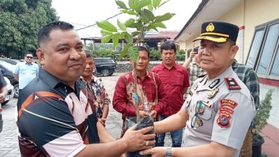 Polri Bersama Masyarakat, Polres Labuhanbatu Berikan 100 Bibit Pohon Peduli Bencana Tapanuli Raya